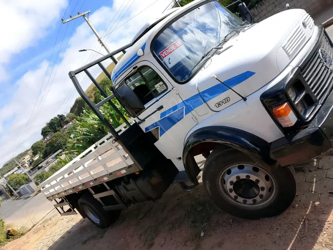 Caminhão toco 1318