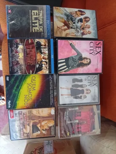  11 Dvs diversos 5 cases 1 DVD player Philips com defeito ( travado bandeira)