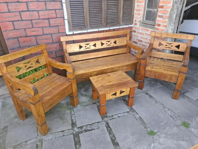 Conjunto de bancos apronta entrega 