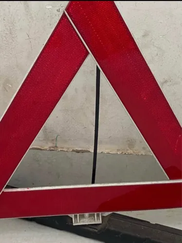 Triângulo sinalizador carro