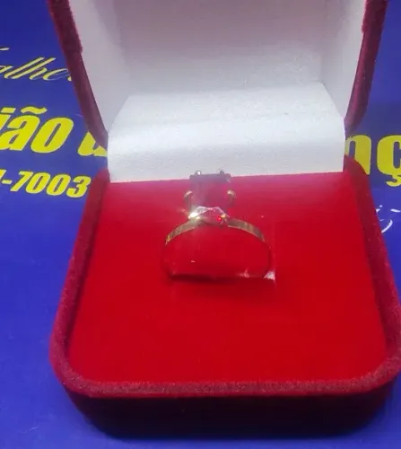 Anel Solitário Aparador 15 Anos Namoro Feminino Ouro 18 kilates Peso 1.30 Grama Pedra Zirc