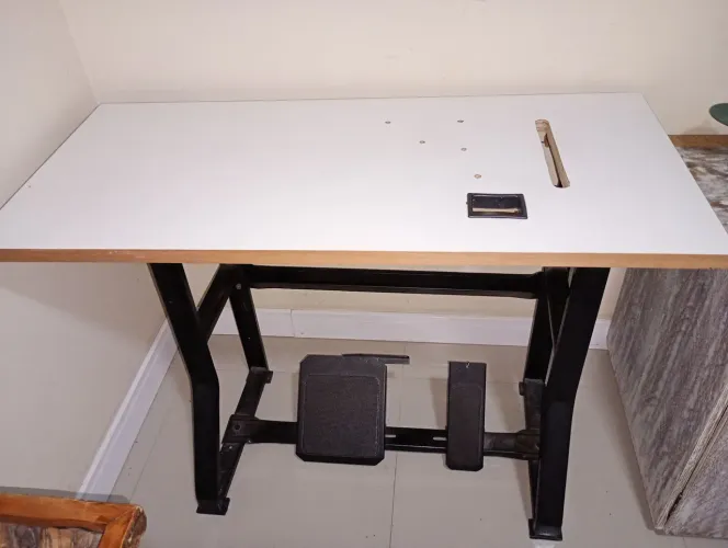 Mesa para máquina de overloque usada 