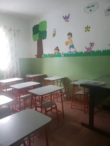 Mesa e cadeira infantil usada . Cada conjunto 150,00. Somente Retirada