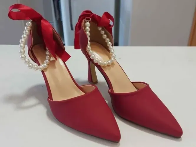 Sapato vermelho com pérolas no tornozelo
