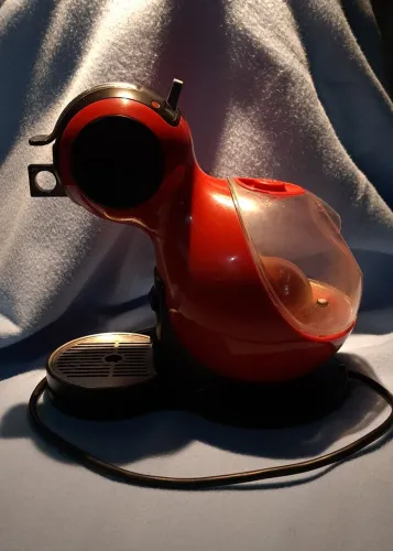 Cafeteira Nescafé Dolce Gusto semi-nova 127v - cor vermelha