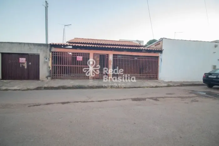 Centro - Casa à venda, 2 quartos, sendo 1 suíte - São Sebastião
