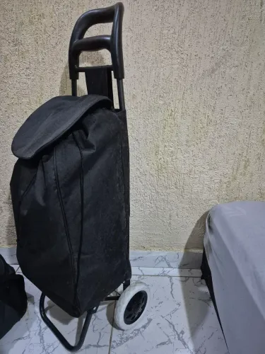 Carrinho de compras Mor com bolsa removível.