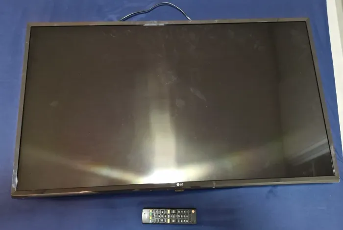 Televisão + Painel + Suporte TV retrátil 