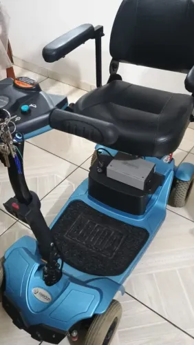 Vendo cadeira de roda eletrônica