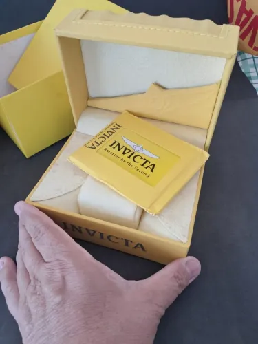 VENDO CAIXAS EMBORRACHAS GRANDES ORIGINAIS DO RELÓGIO INVICTA.( não faço entregas)