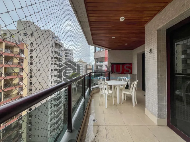Apartamento com varanda gourmet e lazer na Praia das Pitangueiras, Guaruja