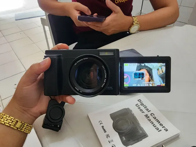 Câmera fotográfica bem conservada, pouco tempo de uso