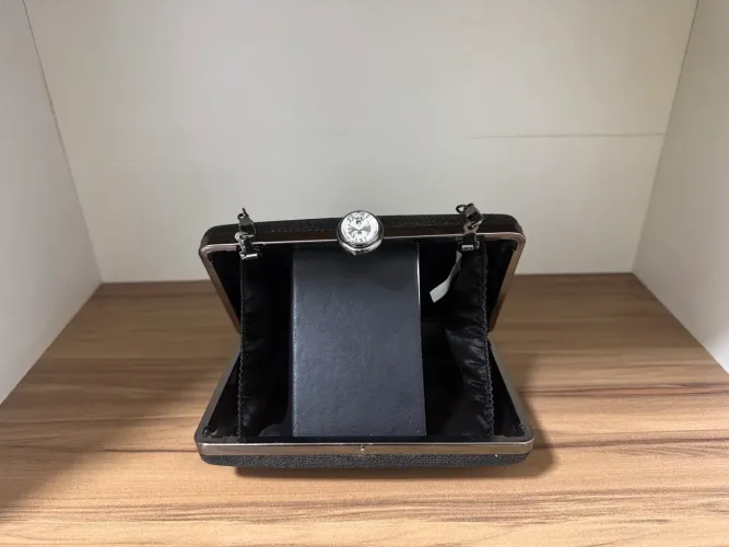 Bolsa Clutch Preta com Brilho e Alça de Corrente