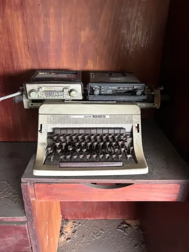 Kit Vintage Clássico: Máquina de Escrever Olivetti + Toca-Fitas Antigos