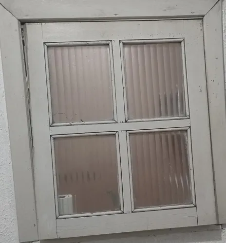 Vende_se 100 reais cada item... janela,porta e cômoda 100 reais cada um