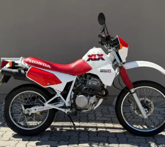 A clássica Honda XLX 250R de 1987 nas cores branca e vermelha