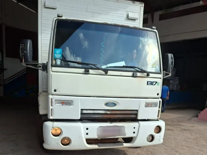 Caminhão Ford 1317e Cummins 4 Cilindros