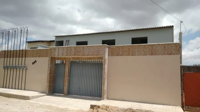 Aluga-se casa de 2 quartos, na sombra.
