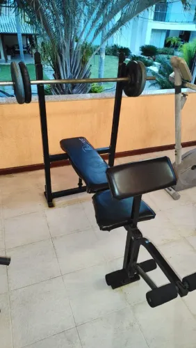 Estação de Musculação Polimet com Banco de Supino Ajustável e Exercícios para Pernas
