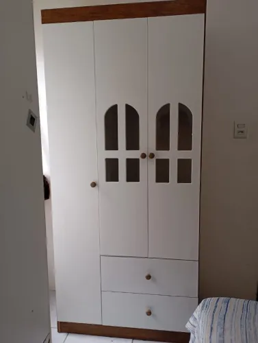 Guarda roupa três portas, duas gavetas infantil