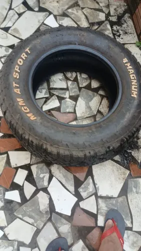 Vende-se esse pneu em ótimo estado 