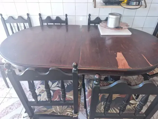 R$ 500,00 Mesa de madeira EXPANSÍVEL com 6 cadeiras em palha/almofadinha