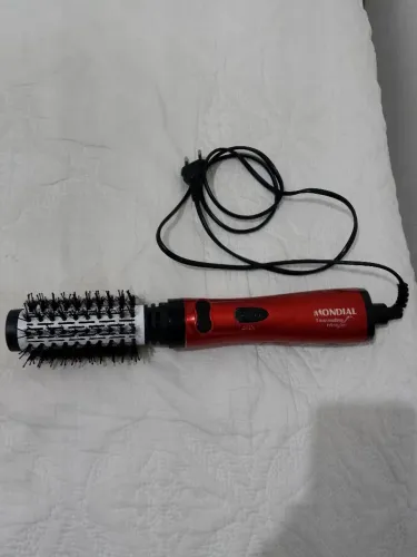 Escova de cabelo para secar e modeladora.