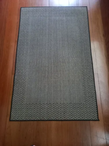 Tapete elegante em tom escuro, 1,00 X 1,50 m, em perfeito estado de conservação e uso