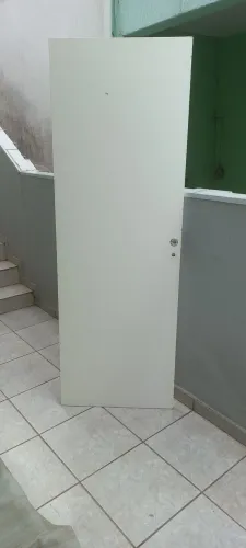 Porta em madeira maciça semi nova