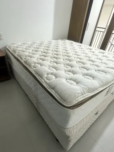 Cama Queen Size com Baú 