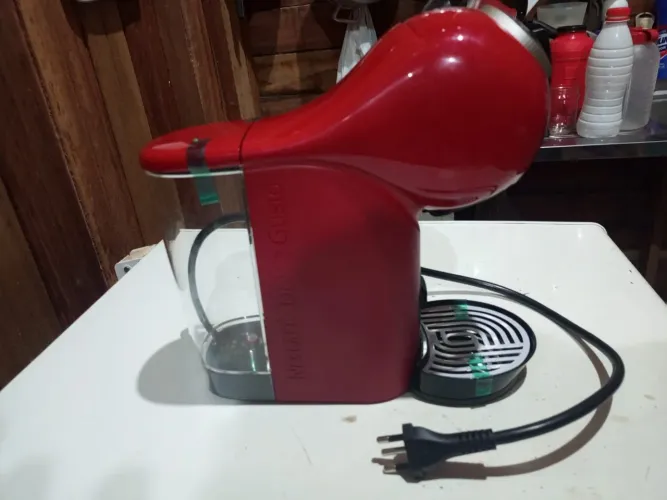 vendo essa cafeteira Nescafé Dolce Gusto Genio S Plus na cor vermelha