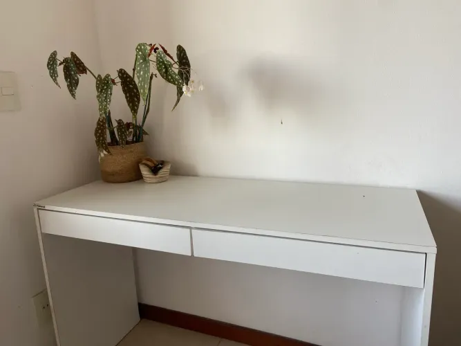 MESA DE MDF BRANCA USADA COM PEQUENAS AVARIAS
