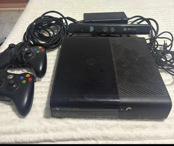 Xbox 360 E + kinect + 2 controles