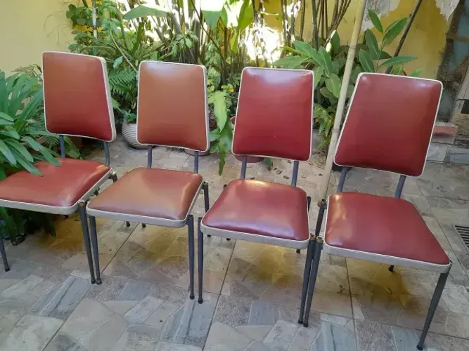Conjunto de 04 cadeiras vintage/retro de metal estofadas