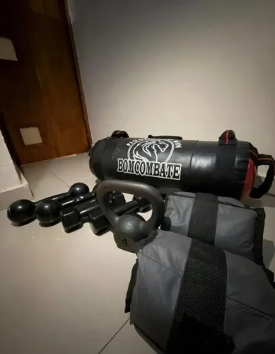 Kit Musculação 7 Itens: Saco 10 kg, Halteres, Kettebell e Caneleiras.