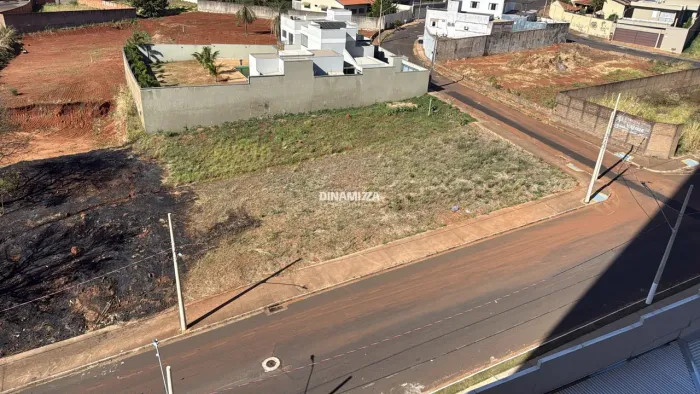 Terreno de esquina próximo ao piscinão