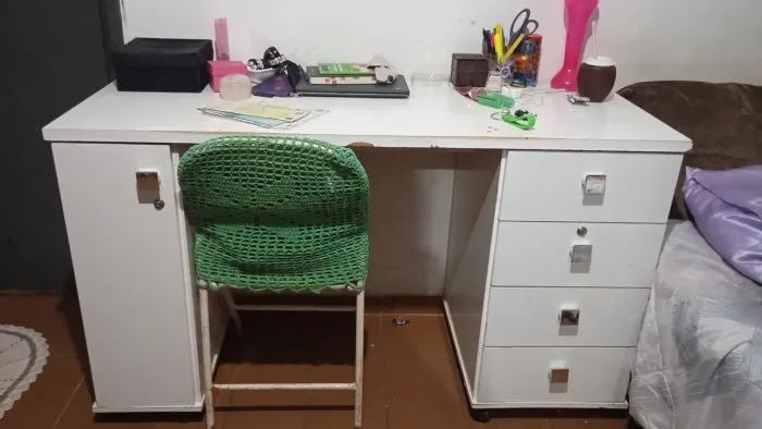 Escrivaninha Branca 4 Gavetas e 1 Porta