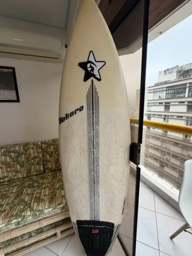 Prancha TOKORO 6.0 - Epoxy, semi-nova - Triquilha. Um foguete ?