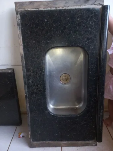 Pia de pedra com a cuba de inox