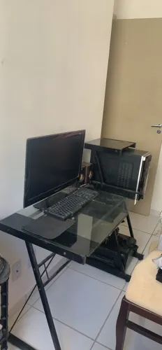 Mesa de metal para computador/ e computador para retirada de peças 
