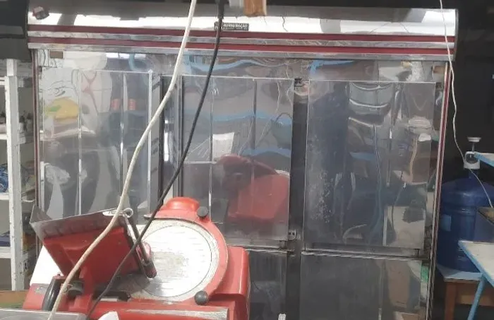 Refrigerador câmara fria 6 portas rubra. Não está funcionando.  Pode ser motor ou gás. 