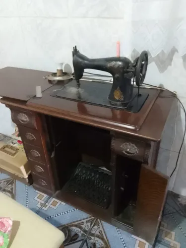 Máquina de Costura Antiga (Observação, precisa de manutenção, muito tempo parada )