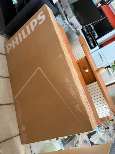 Smart TV 50" 4K Philips 50PUG7300/78 UHD Titan OS Pixel Precise Comando de Voz Preta