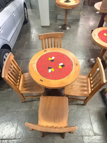 Jogo de Mesa Redonda de Madeira com Tampo em Mosaico + 4 Cadeiras