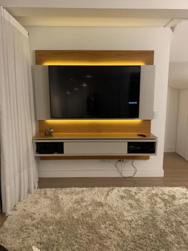 Lindo painel para TV grande com luz de led