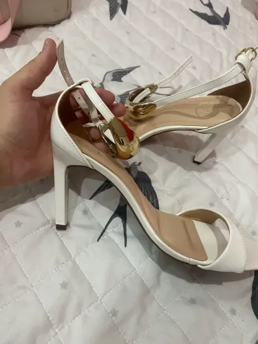 Salto folha branco com dourado 