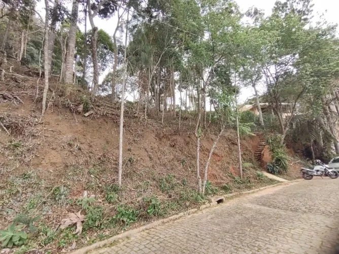 Terreno à venda, medindo 883 m² em Condomínio - Braunes - Nova Friburgo/RJ