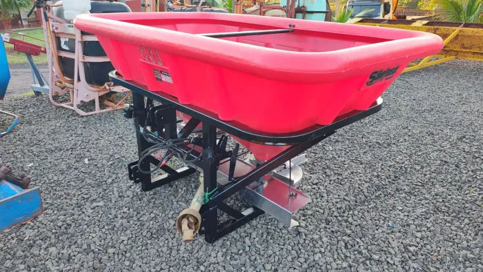 Adubadeira 1300 kg são José trator 