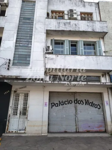 Loja c/aprox. 190m², banheiro amplo, piso frio. Conta c/ cortina de metal. Loja térrea, de