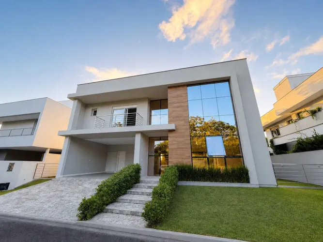 Casa à Venda em Condomínio Fechado com 3 Suítes Próxima à Praia no Norte da Ilha  Florianó